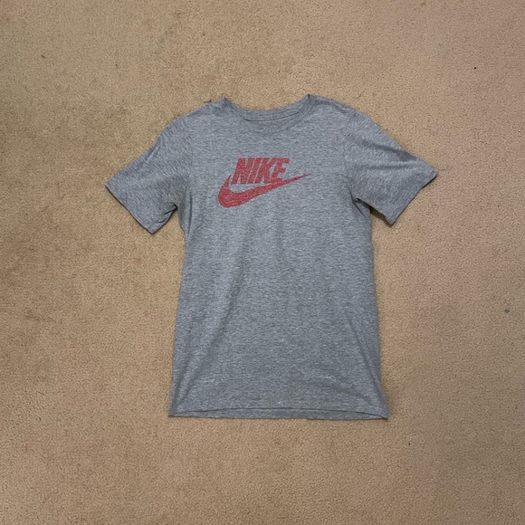 Grey Nike T-Shirt with a red swoosh size youth large - Picture 1 of 3